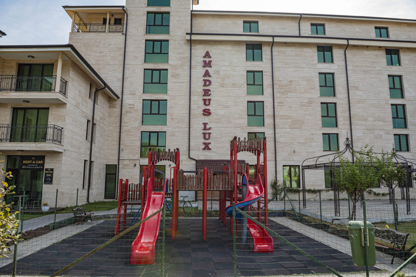 Amadeus Lux Aparthotel
